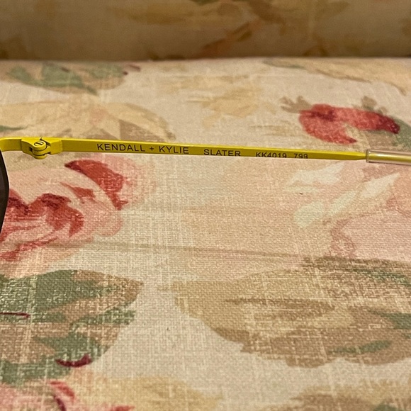 Kendall + Kylie Slater Sunglasses / Like New - Picture 6 of 9